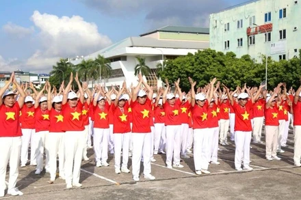 Hoạt động đồng diễn của người cao tuổi chào mừng kỷ niệm 80 năm Cách mạng Tháng Tám và Quốc khánh Việt Nam vừa mới đây. (Ảnh: HNV)