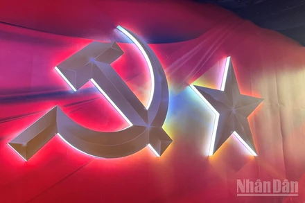 Biểu tượng của Đảng Cộng sản Việt Nam và Nhà nước Cộng hòa Xã hội chủ nghĩa Việt Nam. (Ảnh: HNV)