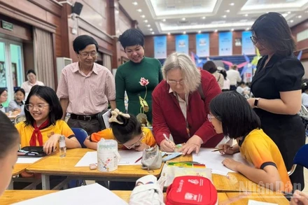 Các đại biểu cùng các em học sinh tại lễ phát động. 