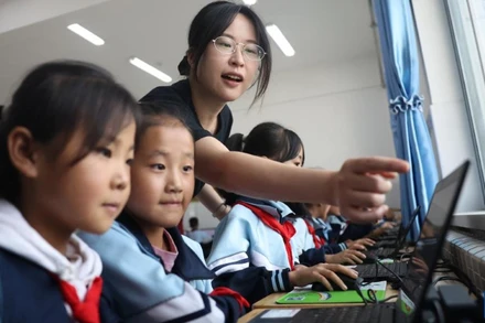 Tiết học môn tin học ở Trường tiểu học Diêm Xuyên, huyện Chương, thành phố Định Tây, tỉnh Cam Túc, Trung Quốc. (Ảnh: TÂN HOA XÃ)