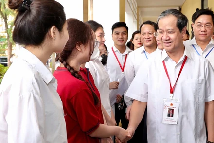 Bộ trưởng Giáo dục và Đào tạo Nguyễn Kim Sơn động viên thí sinh tại điểm thi Trường THPT Hai Bà Trưng (Vĩnh Phúc).