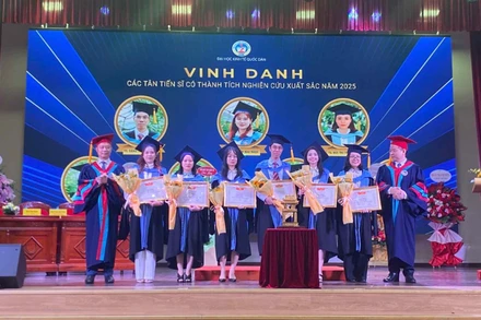 Vinh danh các tân tiến sĩ có thành tích nghiên cứu xuất sắc năm 2025. 