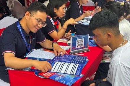 Học sinh tìm hiểu thông tin tuyển sinh tại Ngày hội lựa chọn nguyện vọng năm 2025. (Ảnh: THUÝ QUỲNH).