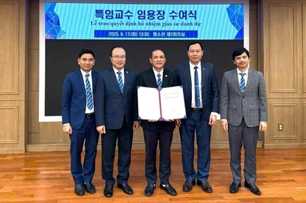 Giáo sư, Tiến sĩ Nguyễn Trung Việt, Hiệu trưởng Trường đại học Thủy lợi cùng đoàn công tác tại Đại học Keimyung, Hàn Quốc.