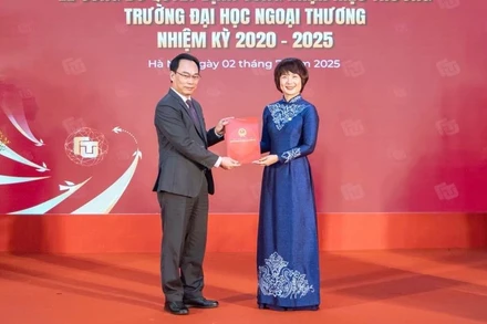 Thứ trưởng Giáo dục và Đào tạo Hoàng Minh Sơn trao quyết định công nhận Hiệu trưởng Trường đại học Ngoại thương nhiệm kỳ 2020-2025 đến Phó giáo sư, Tiến sĩ Phạm Thu Hương. 