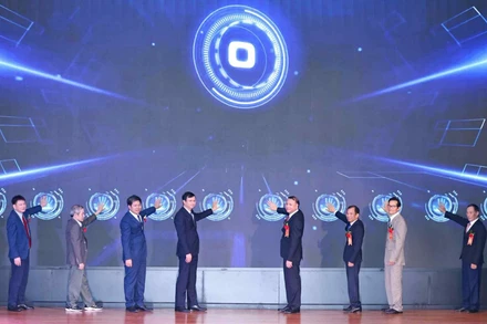 Lãnh đạo Trường đại học Sư phạm Hà Nội, Khoa cùng các đại biểu bấm nút đổi tên từ Khoa Sư phạm kỹ thuật thành Khoa Kỹ thuật và Công nghệ. (Ảnh: THANH TÙNG) 