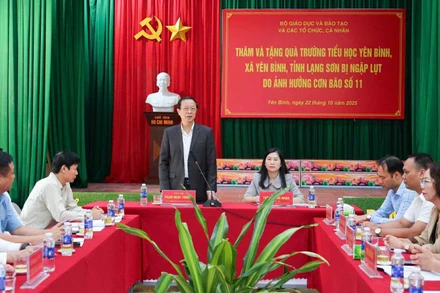 Thứ trưởng Thường trực Giáo dục và Đào tạo Phạm Ngọc Thưởng phát biểu tại buổi làm việc.