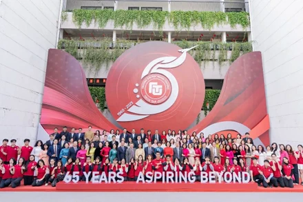 Tập thể lãnh đạo Trường đại học Ngoại Thương cùng các sinh viên nhà trường. 