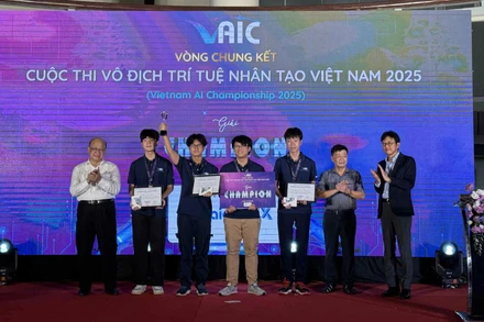 Đại diện Ban tổ chức trao Cúp vô địch cho nhóm học sinh đến từ Trường trung học phổ thông Chuyên Hà Nội-Amsterdam. (Ảnh: THÚY QUỲNH)