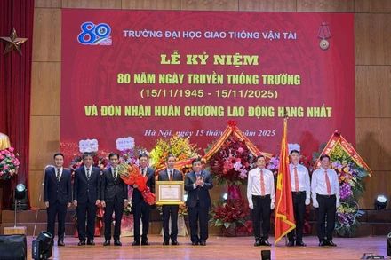 Phó Thủ tướng Chính phủ Nguyễn Chí Dũng trao Huân chương Lao động hạng Nhất cho Trường đại học Giao thông vận tải. (Ảnh: QUỲNH NGUYỄN)