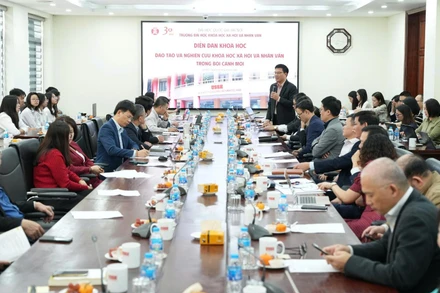 Quang cảnh diễn đàn khoa học. 