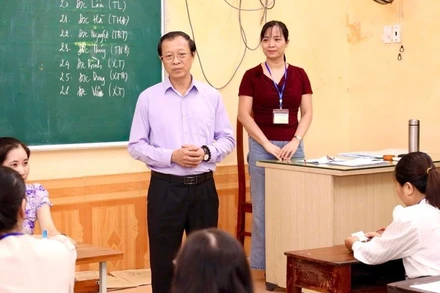 Thứ trưởng Giáo dục và Đào tạo Phạm Ngọc Thưởng động viên cán bộ, giáo viên tham gia chấm thi tại tỉnh Ninh Bình.