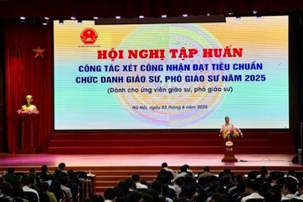 Chánh văn phòng Hội đồng giáo sư Nhà nước, Phó Giáo sư, Tiến sĩ Trần Anh Tuấn phát biểu tại Hội nghị. (Ảnh: THÚY QUỲNH)