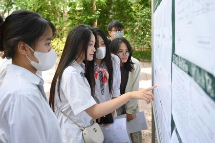 Thí sinh xem thông tin phòng thi tại điểm thi Trường THCS Minh Khai, Hà Nội. (Ảnh: THẾ ĐẠI)