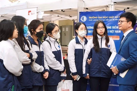 Học sinh tìm hiểu thông tin tại Ngày hội tuyển sinh.