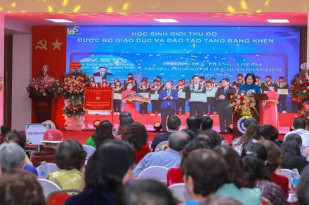 Trường trung học cơ sở Ngô Sĩ Liên (phường Cửa Nam, Hà Nội) đón nhận Cờ thi đua của Thủ tướng Chính phủ.