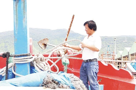Ngư dân Nguyễn Hậu kiểm tra lại tàu cá, chuẩn bị cho những chuyến đi biển.