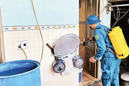 Dân quân tự vệ tỉnh Thanh Hóa phun hóa chất khử khuẩn sau mưa lũ.