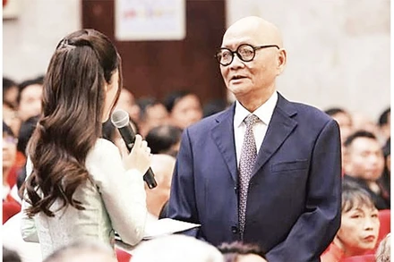 Giáo sư Hoàng Đạo Kính trò chuyện trong Đại hội Thi đua yêu nước thành phố Hà Nội 2025. (Ảnh NHẬT BẮC)