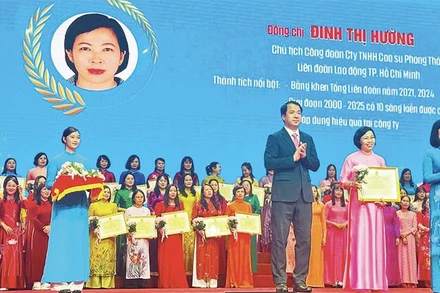 Chị Đinh Thị Hường - một trong 60 cá nhân trên toàn quốc được Tổng Liên đoàn Lao động Việt Nam tuyên dương trong phong trào “Giỏi việc nước, đảm việc nhà” giai đoạn 2020-2025.