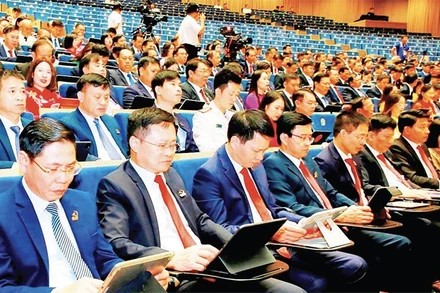 Đại hội đại biểu Đảng bộ thành phố Hải Phòng lần thứ I, nhiệm kỳ 2025-2030 theo mô hình “Đại hội số”. (Ảnh Đại biểu dự Đại hội nghiên cứu tài liệu trên thiết bị số)