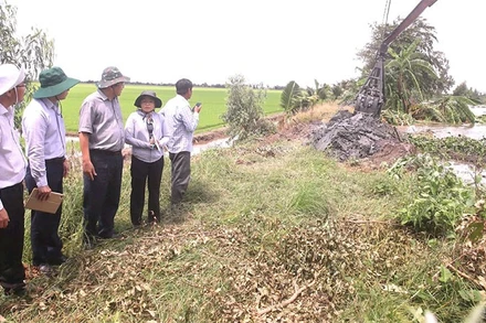 Lãnh đạo Ủy ban nhân dân tỉnh Tây Ninh kiểm tra công tác phòng chống lũ tại các ô đê bao xã Vĩnh Châu.