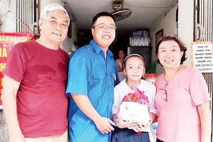 Ngô Trọng Đức trao tặng quà cho em nhỏ có hoàn cảnh khó khăn.