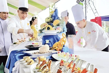Các đầu bếp chế biến đặc sản Cà Mau tại phần thi “Đầu bếp tài năng”.