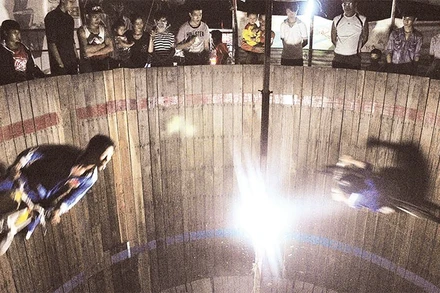 Các diễn viên của đoàn Hiếu Nghĩa biểu diễn mô-tô bay.