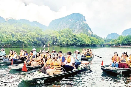 Khách quốc tế tham quan Khu du lịch sinh thái Tràng An.