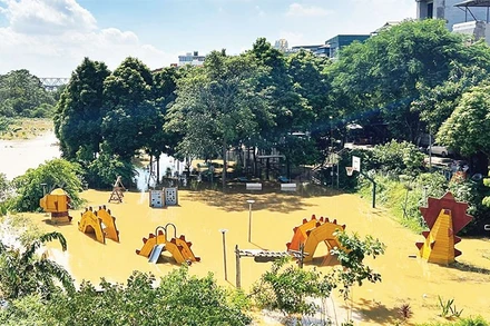 Một khu vui chơi ngoài đê ngập sâu trong nước.