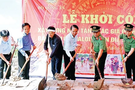 Các đồng chí lãnh đạo tỉnh Ninh Bình, Bộ Công an, Công an tỉnh thực hiện nghi thức Khởi công xây dựng nhà ở tặng các gia đình bị thiệt hại do giông lốc.