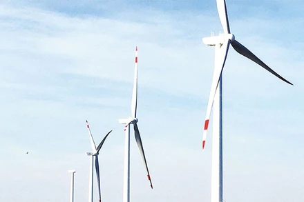 Các dự án năng lượng điện gió đang được đầu tư tại vùng ven biển tỉnh Vĩnh Long.