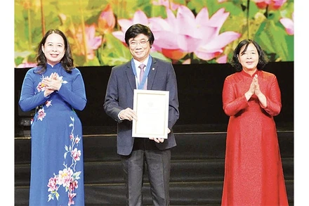 Kiến trúc sư Trần Ngọc Chính, Chủ tịch Hội Quy hoạch phát triển đô thị Việt Nam được thành phố Hà Nội vinh danh “Công dân Thủ đô ưu tú” năm 2025.