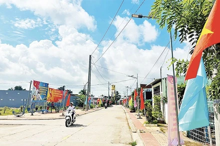 Đường về các ấp sâu của xã Hưng Hội (Cà Mau) hầu hết được rải nhựa, bê-tông sạch đẹp.