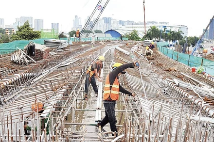 Công nhân thi công tại Dự án nút giao thông An Phú, cửa ngõ phía đông Thành phố Hồ Chí Minh.
