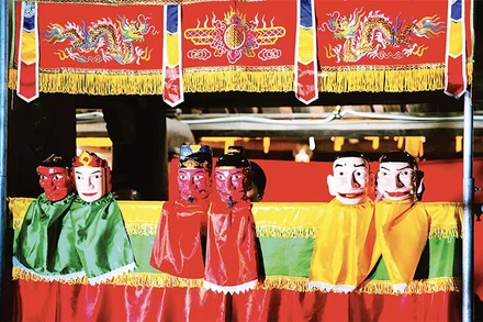 Trình diễn múa rối cạn chầu Thánh. (Ảnh NGỌC SƠN)