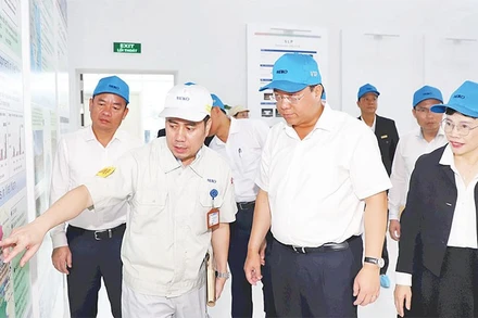 Chủ tịch Ủy ban nhân dân tỉnh Trần Duy Đông thăm Nhà máy Meiko Hòa Bình, Khu công nghiệp Bờ trái sông Đà.