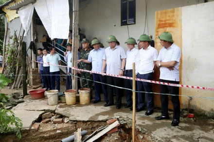 Chủ tịch Ủy ban nhân dân tỉnh Phú Thọ Trần Duy Đông kiểm tra thiệt hại do cơn bão số 10 gây ra tại một số địa phương trong tỉnh.