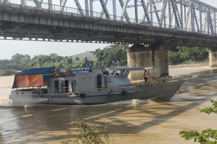 Lực lượng cảnh sát giao thông đường thủy tuần tra, kiểm soát không cho tàu thuyền lưu thông trên sông Lô.