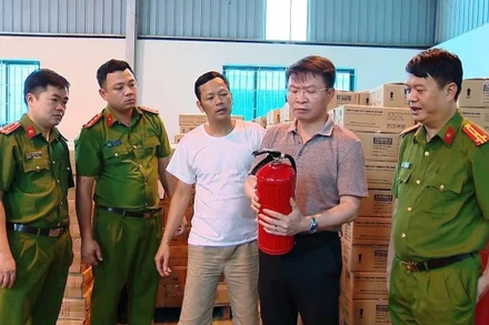 Thiếu tướng Nguyễn Minh Tuấn (cầm bình), Giám đốc Công an tỉnh Phú Thọ trực tiếp kiểm tra bình chữa cháy của Công ty Tomoken Việt Nam.