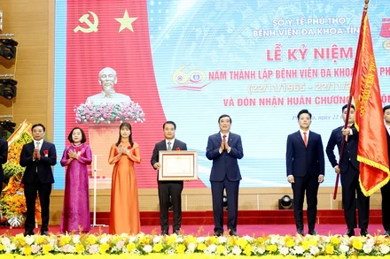 Lãnh đạo tỉnh Phú Thọ trao Huân chương Lao động hạng Ba cho Bệnh viện đa khoa tỉnh Phú Thọ.