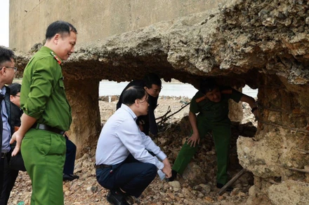 Cơ quan Cảnh sát điều tra Công an tỉnh Phú Thọ kiểm tra các trụ cầu Sông Lô.