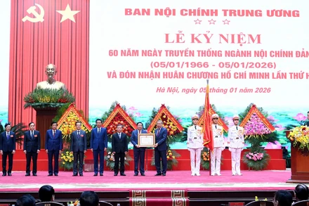 Tổng Bí thư Tô Lâm trao Huân chương Hồ Chí Minh (lần thứ hai) tặng Ban Nội chính Trung ương. (Ảnh ĐĂNG KHOA)
