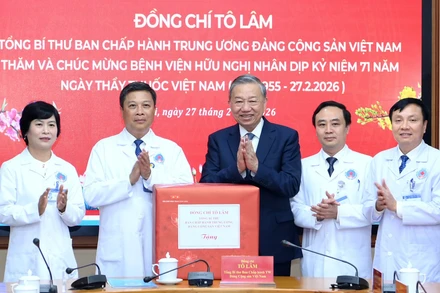 Tổng Bí thư Tô Lâm trao quà tặng Bệnh viện Hữu Nghị, nhân dịp kỷ niệm 71 năm Ngày Thầy thuốc Việt Nam (27/2/1955-27/2/2026). (Ảnh: ĐĂNG KHOA)