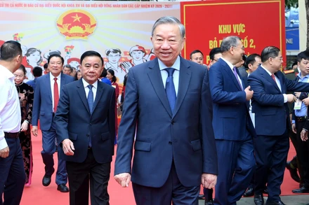 Tổng Bí thư Tô Lâm và Thường trực Ban Bí thư Trần Cẩm Tú tại khu vực bỏ phiếu số 2, phường Ba Đình, thành phố Hà Nội. (Ảnh: ĐĂNG KHOA)