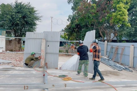 Lực lượng chức năng huyện Thanh Trì cưỡng chế tháo dỡ công trình vi phạm trên đất nông nghiệp. 