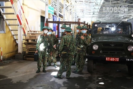 Lực lượng chức năng khắc phục hậu quả vụ cháy xảy ra tại Công ty Rạng Đông năm 2019. 