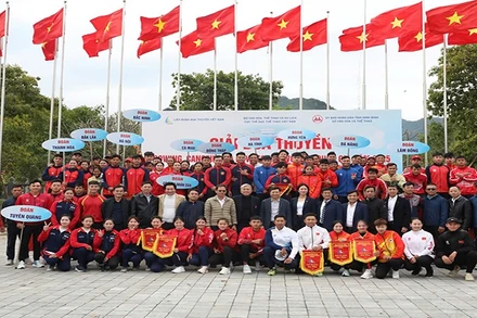 Ban tổ chức tặng cờ lưu niệm cho các đội tham gia giải.