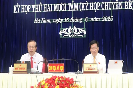 Các đồng chí Chủ tọa kỳ họp.